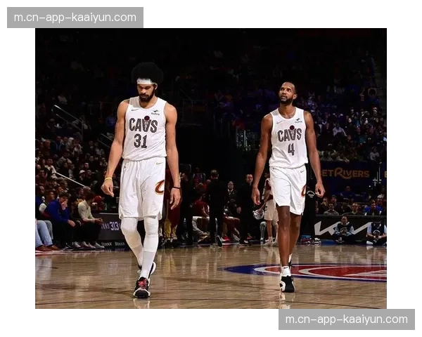 雷霆双塔五外创新尝试 哈滕施泰因霍姆格伦组合限制对手进攻效率